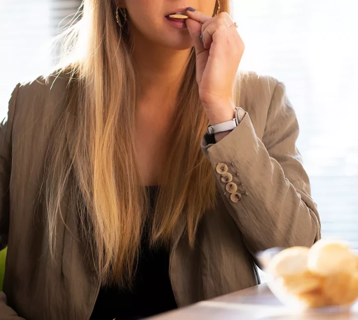 li-woman-eating-protein-chips.webp