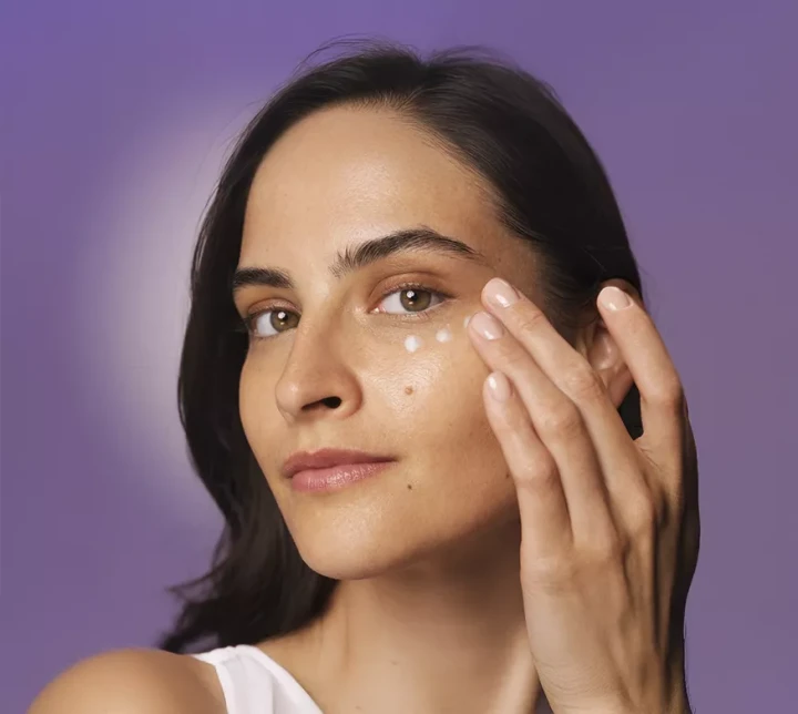 li-person-with-herbalife-skin-nourishing-eye-cream.webp
