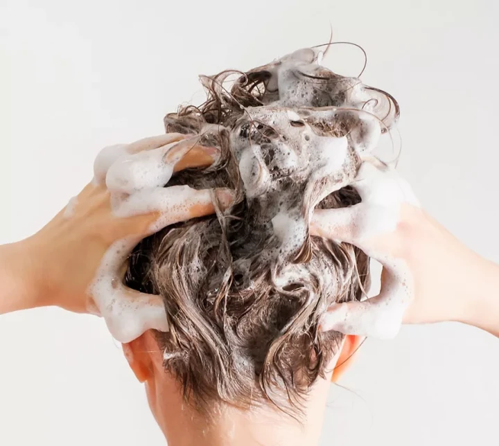 li-woman-shampoo-hair.webp