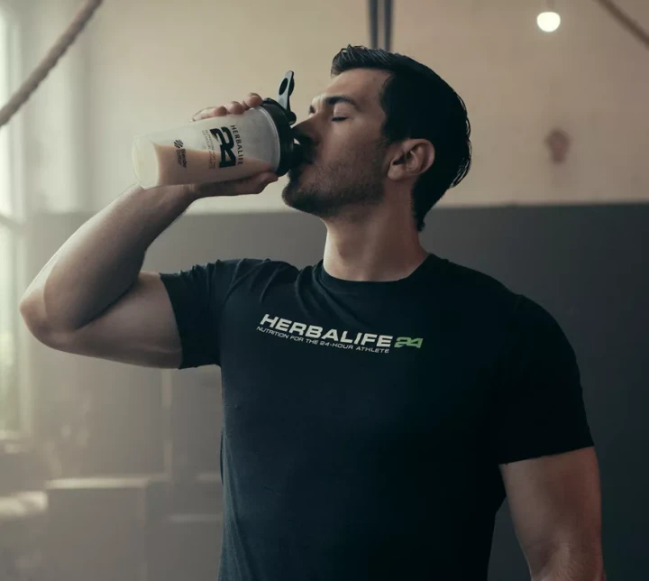 fi-man-drinking-protein-shake-workout.webp
